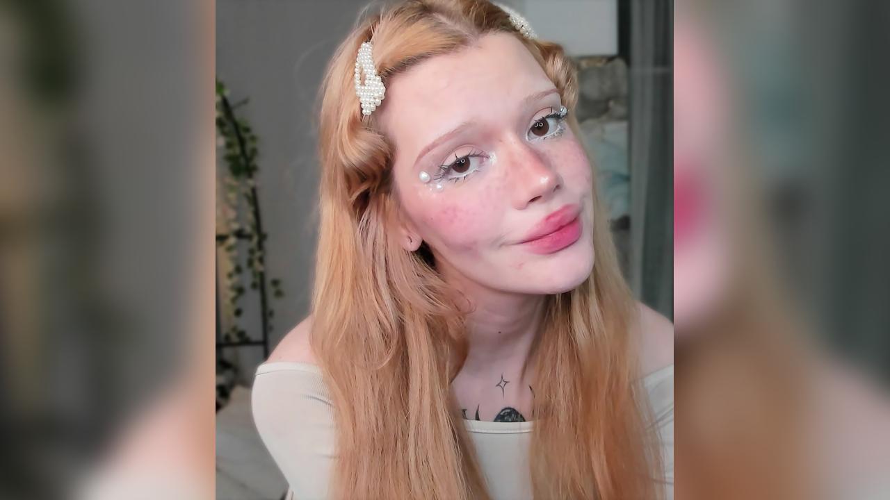 Webcam chat profile for SweetMell: Leather