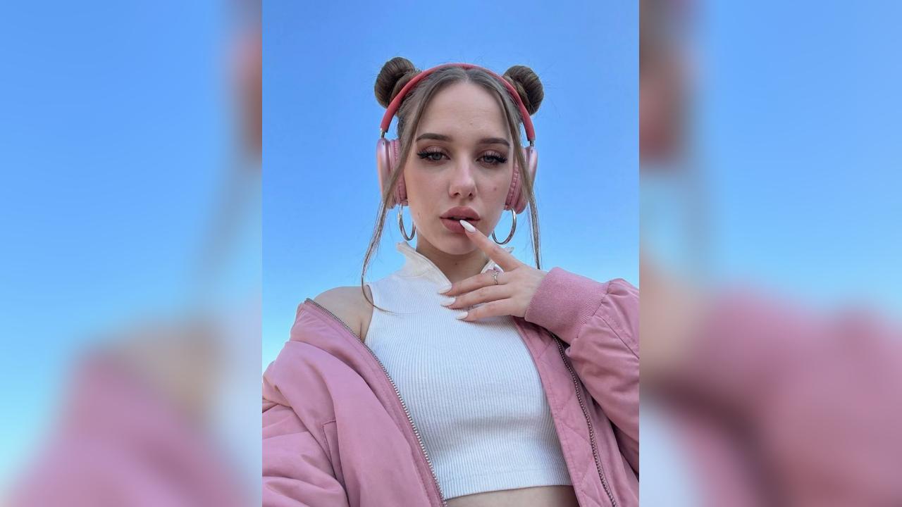 Webcam chat profile for Virelia: Smoking