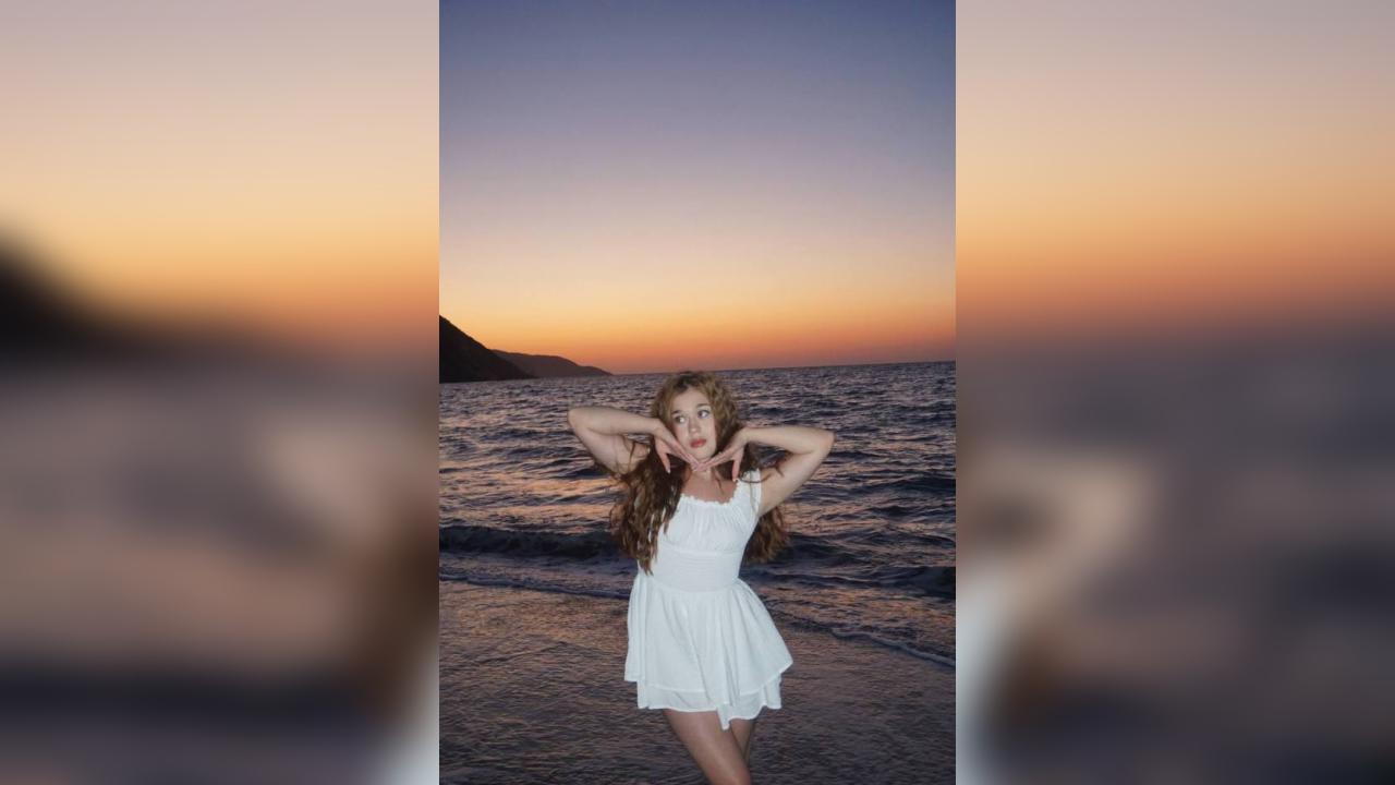 Webcam chat profile for LadyyLove: Travel