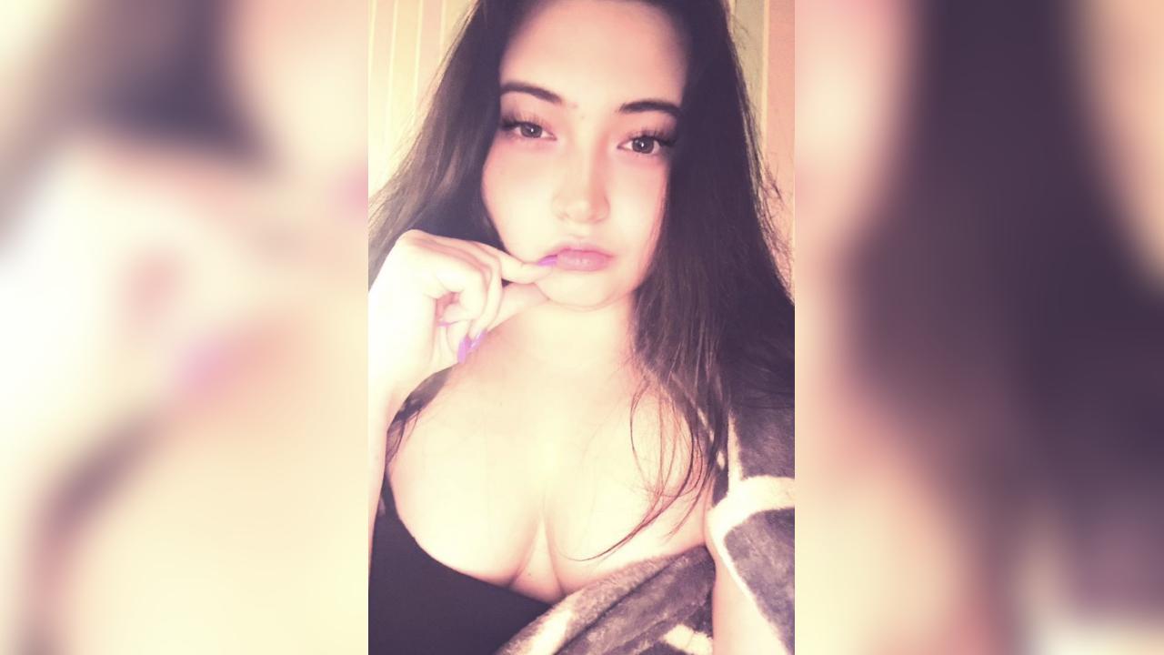 Webcam chat profile for AurayaMuse: Legs, feet & shoes