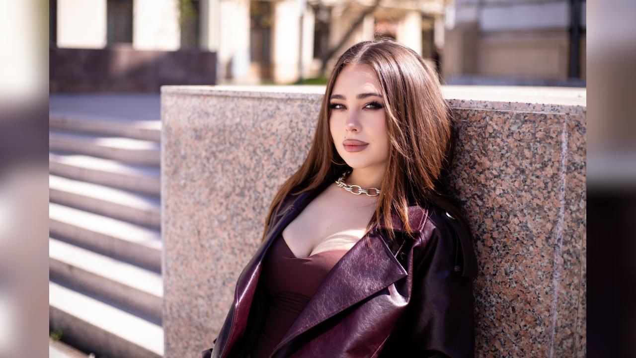Webcam chat profile for AddaSin: Leather