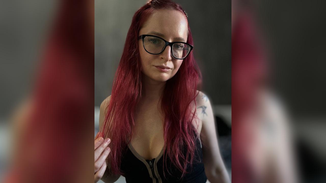 Webcam chat profile for CoyEmma: Strip-tease