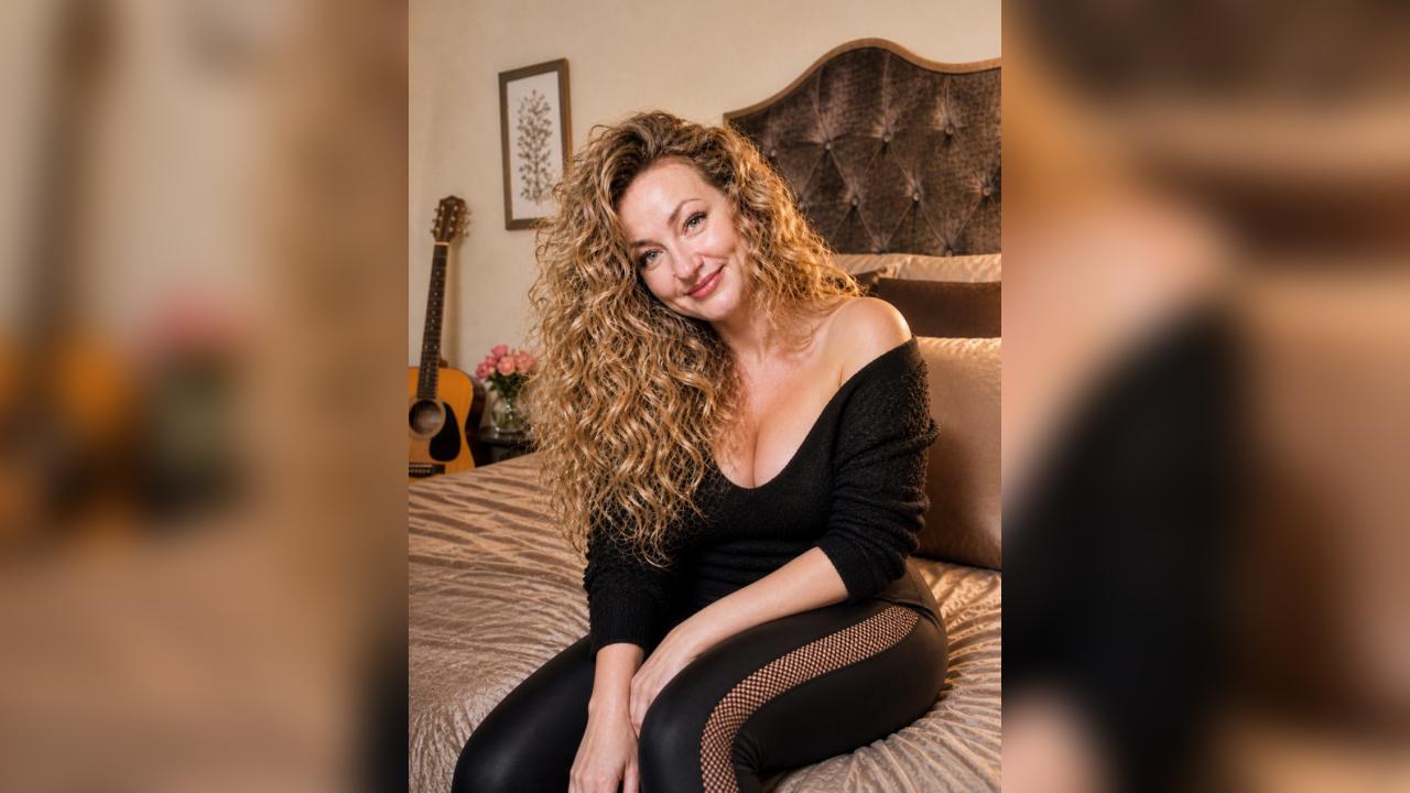 Webcam chat profile for Honelia: Ask about my Hobbies