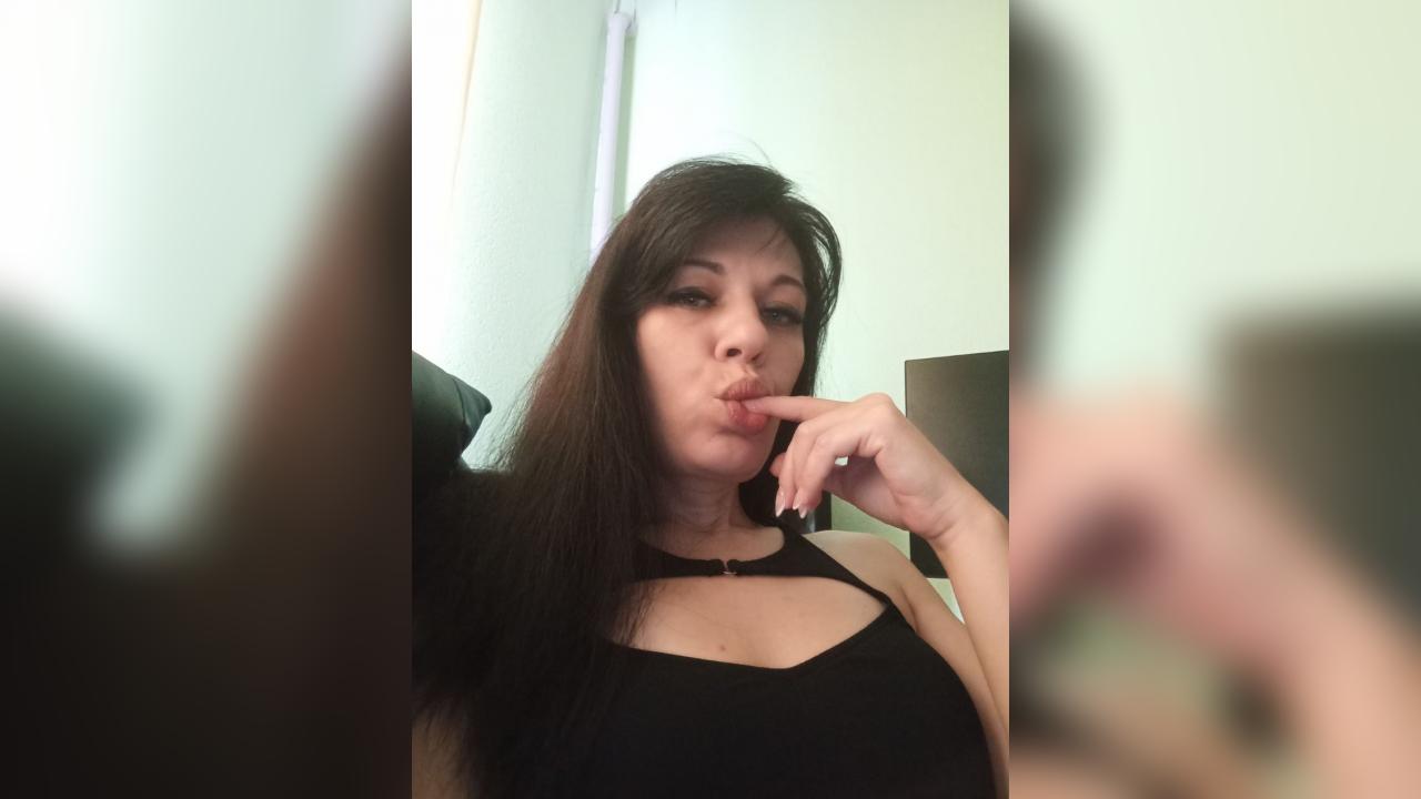 Webcam chat profile for QueenFrost: Leather