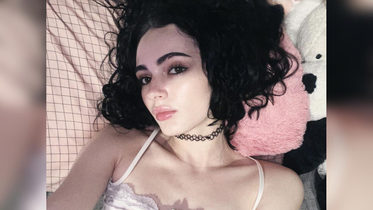 Webcam chat profile for DarkAzalea: Outfits