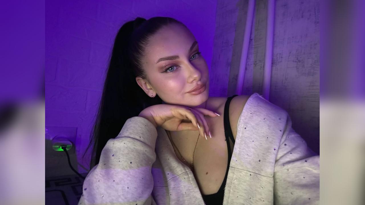 Webcam chat profile for Geneviene: Ask about my Hobbies