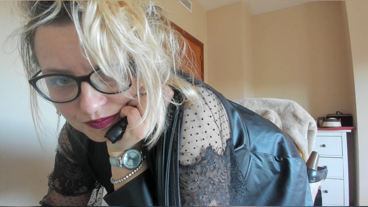 Webcam chat profile for FindomDomina: Kissing