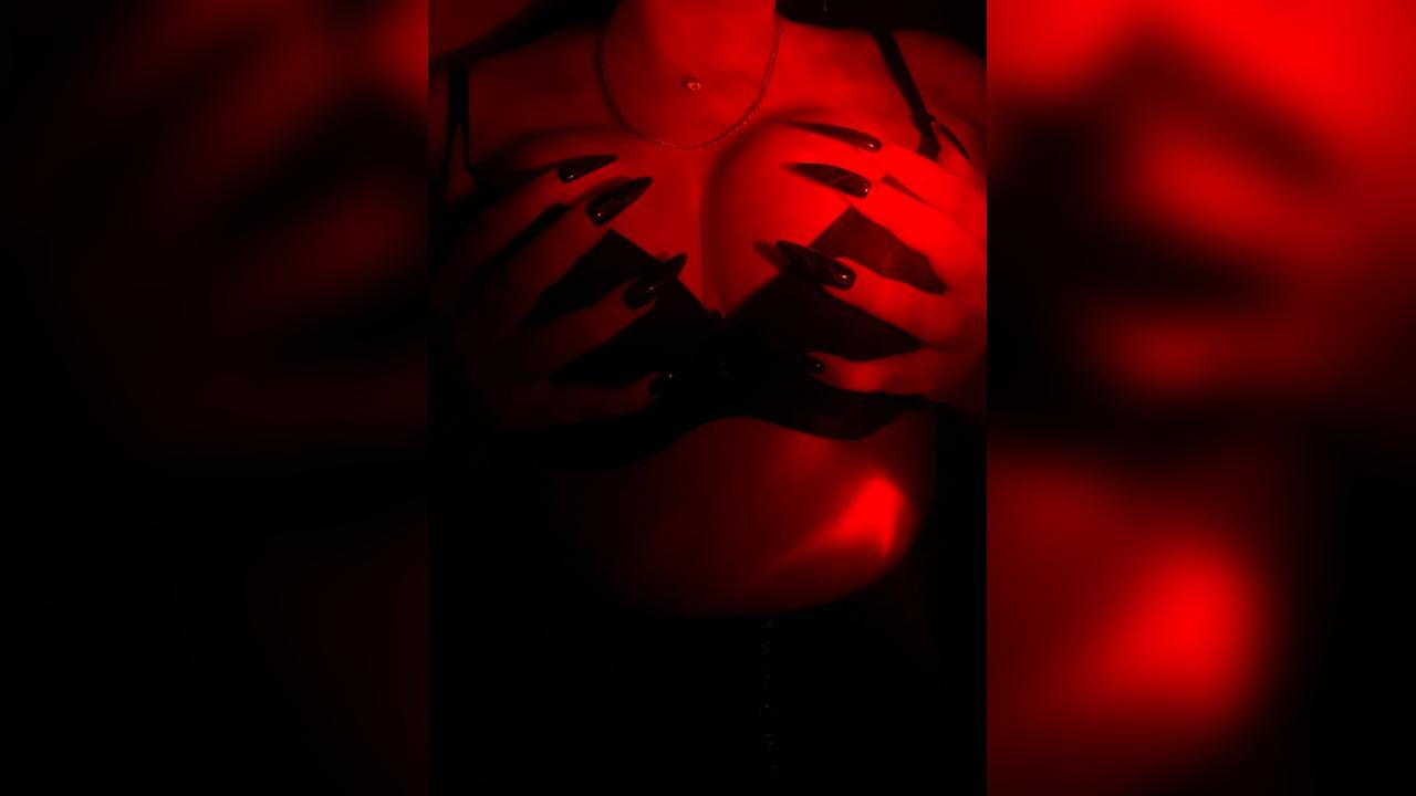 Webcam chat profile for LunaBlush: Leather