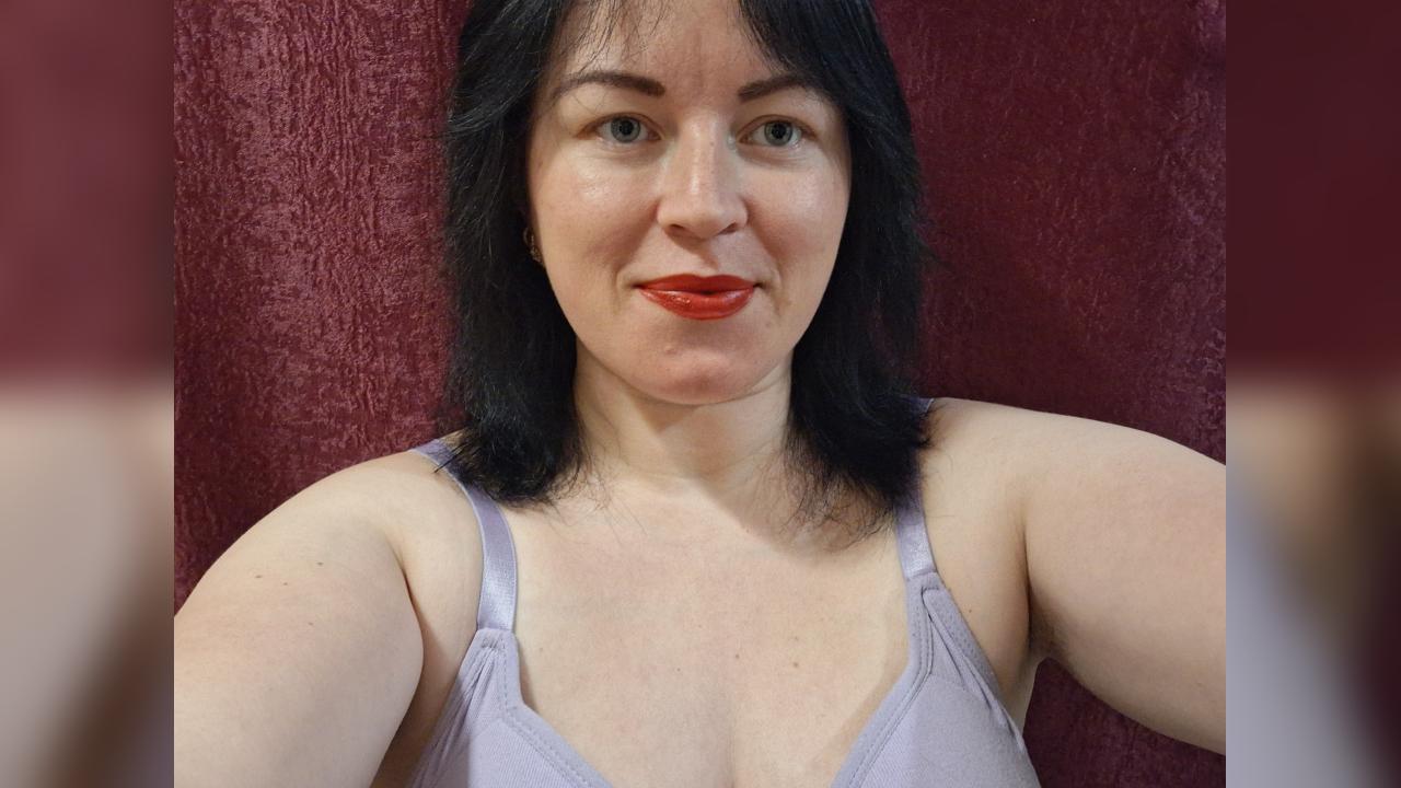 Webcam chat profile for sweetcandymmm: Piercings & tattoos