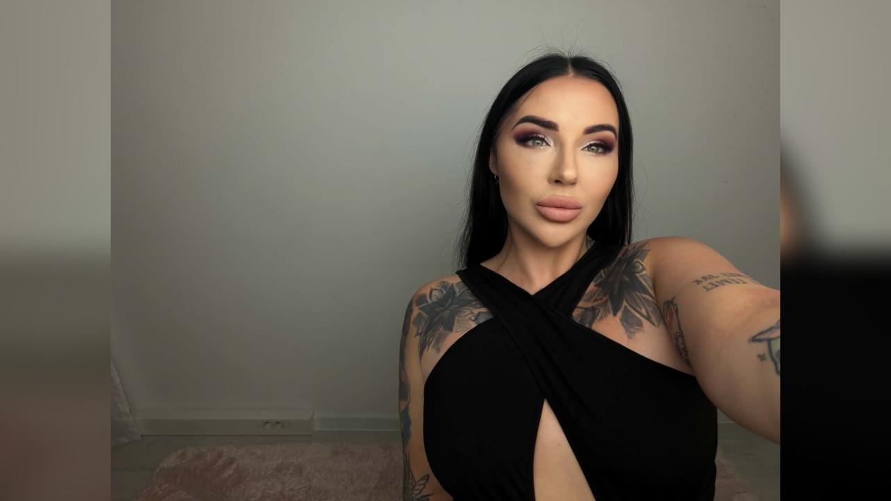 Webcam chat profile for BustyRaven: Leather