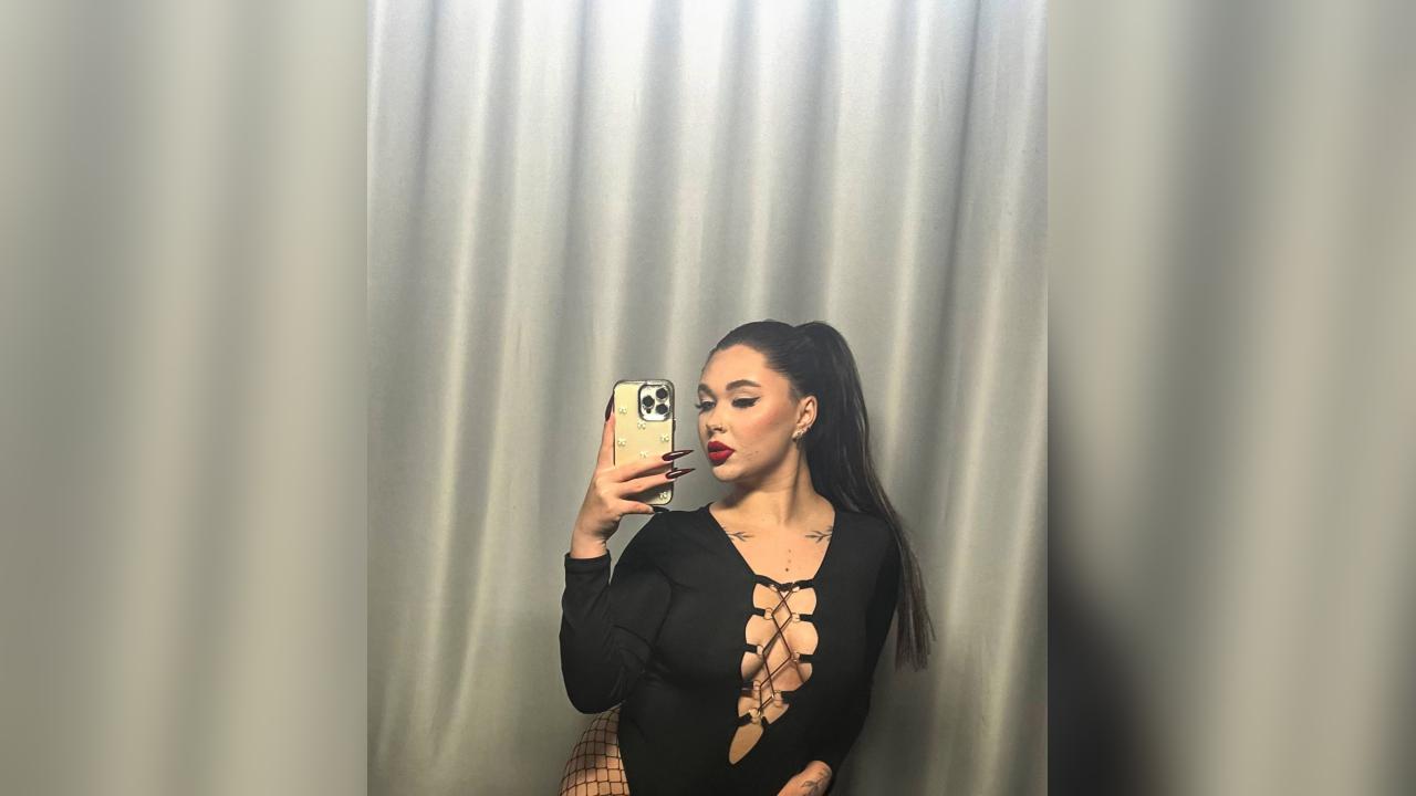 Webcam chat profile for Alisiya: Piercings & tattoos