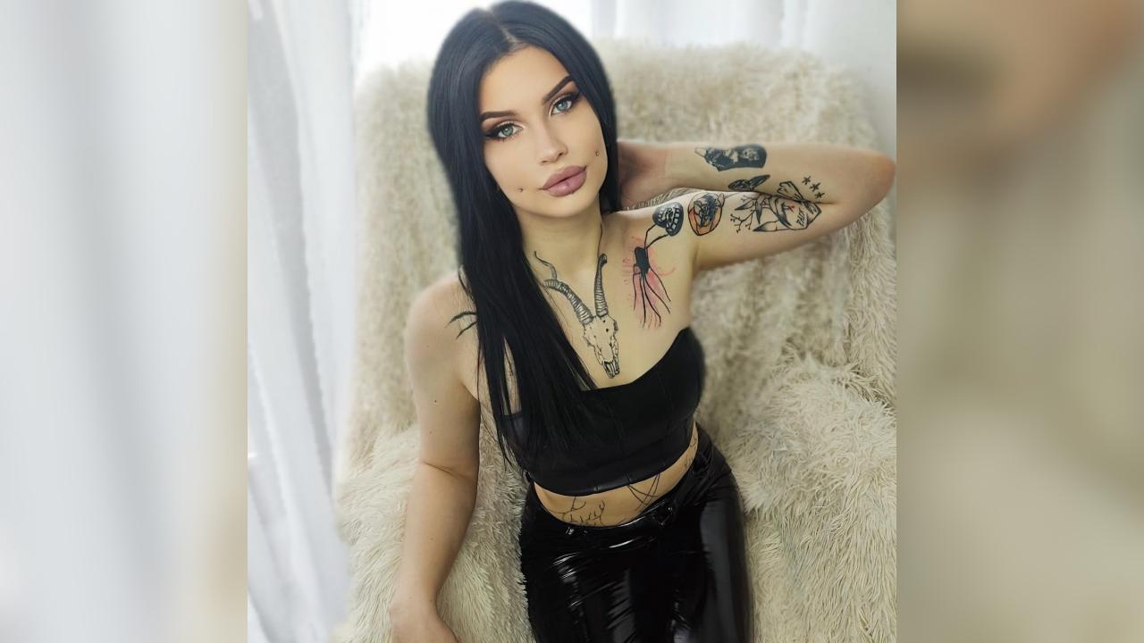 Webcam chat profile for VenomDoll: Bondage & discipline