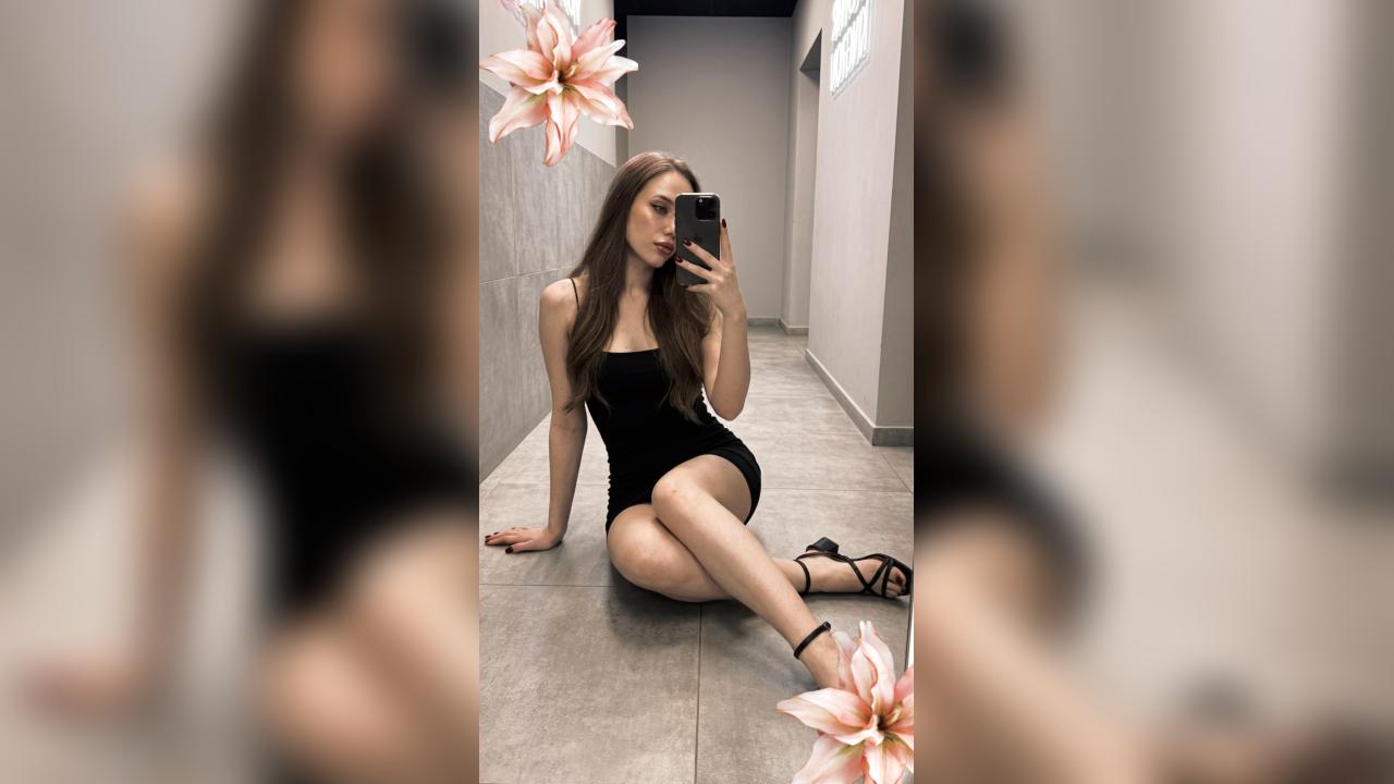 Webcam chat profile for Virelia: Smoking