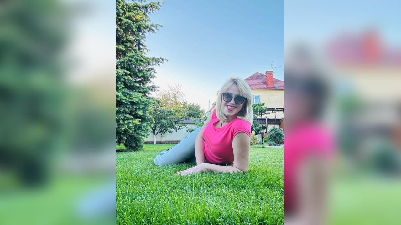 Webcam chat profile for MyAngelShy: Legs, feet & shoes
