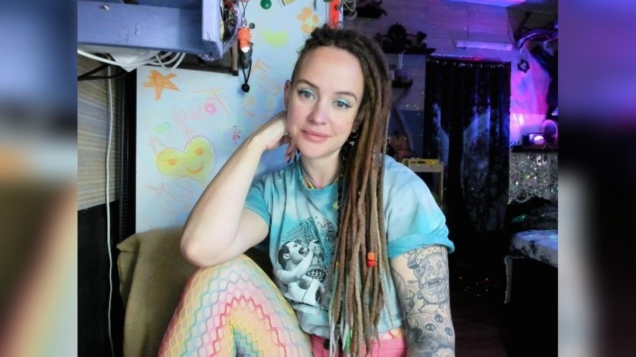 Webcam chat profile for LisaFoxy: Legs, feet & shoes