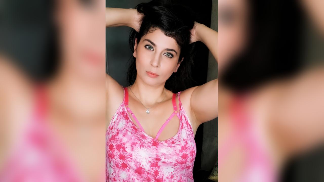Webcam chat profile for Mia44: Travel