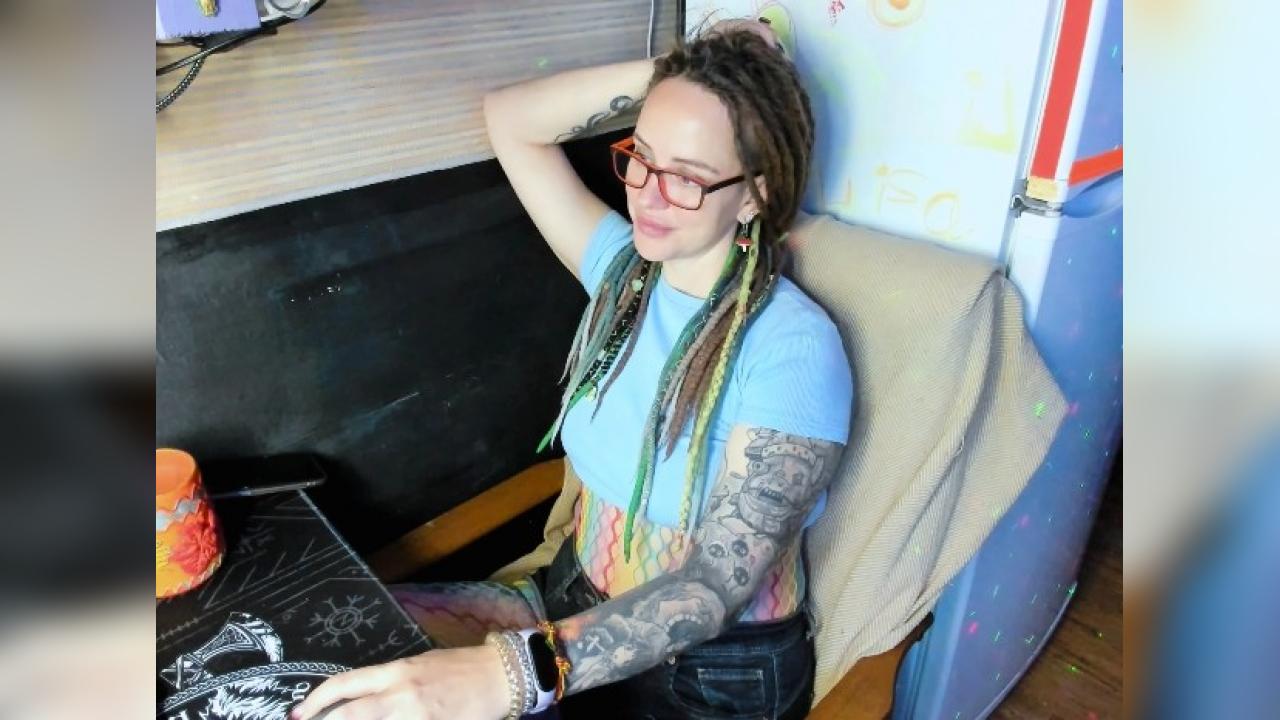 Webcam chat profile for LisaFoxy: Legs, feet & shoes