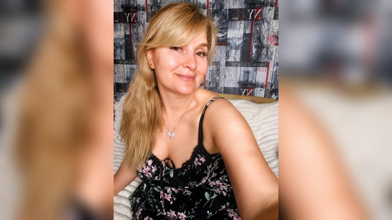 Webcam chat profile for Belora: Ask about my Hobbies
