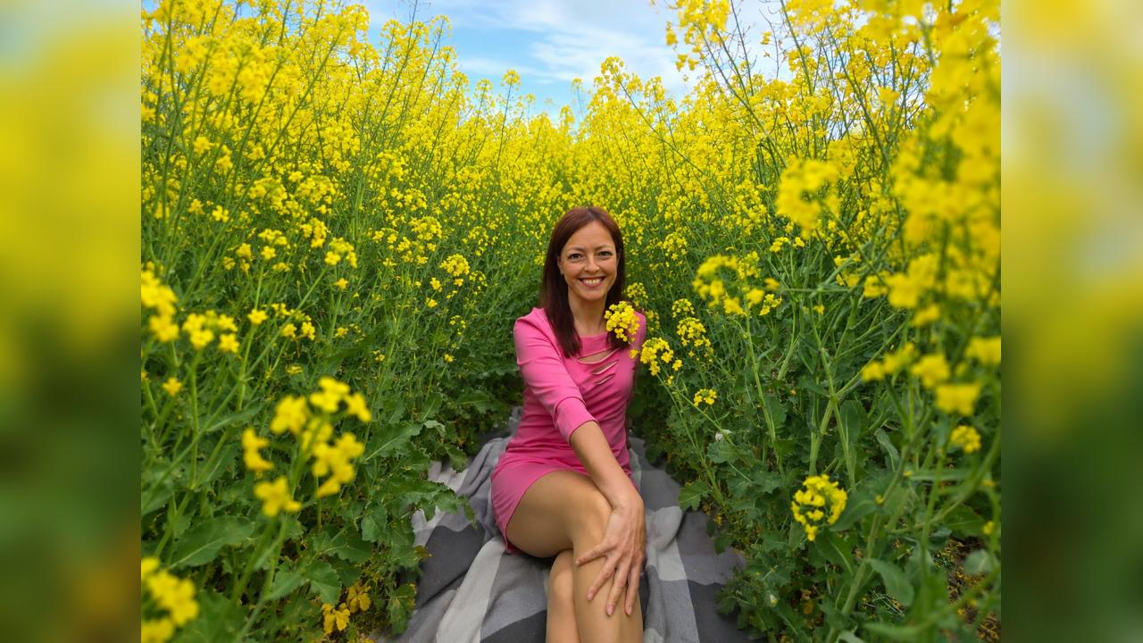 Webcam chat profile for JuicyBuns: Legs, feet & shoes