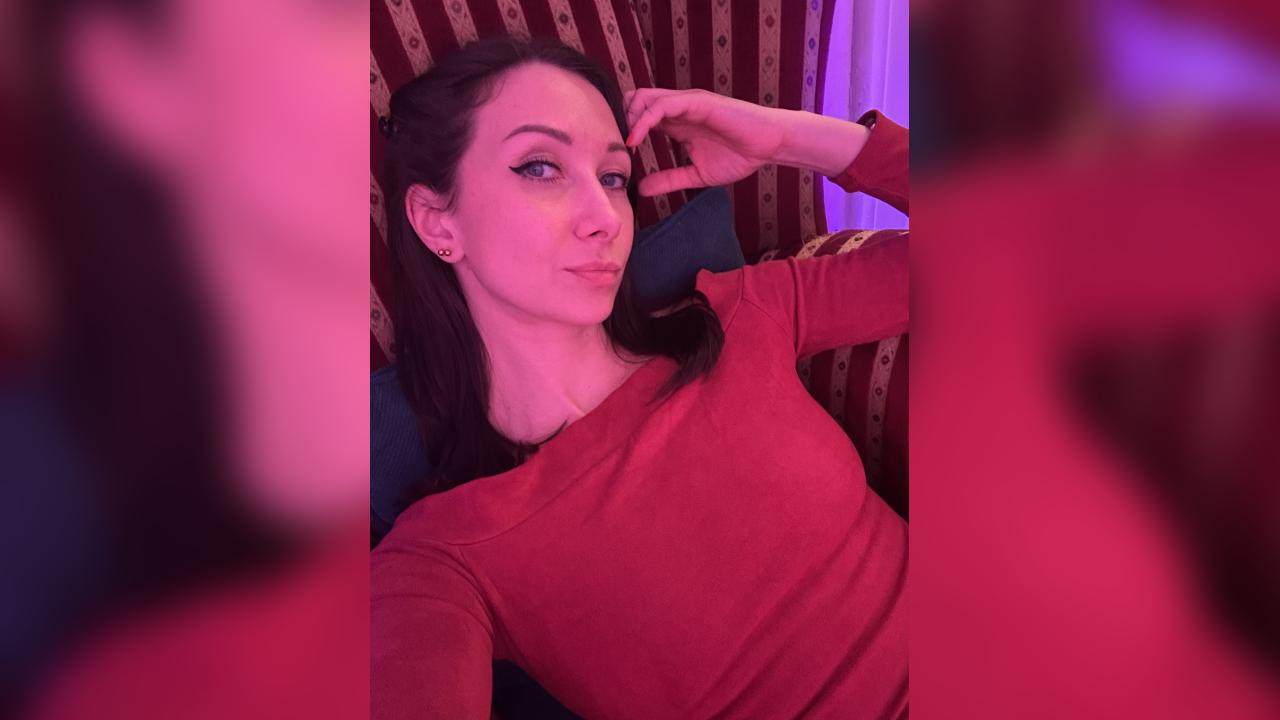 Webcam chat profile for Clarisse: Smoking