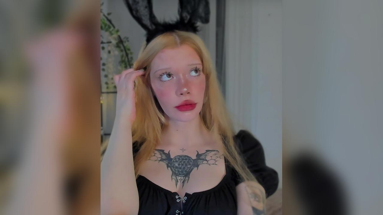 Webcam chat profile for SweetMell: Leather