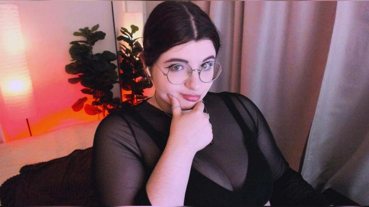 Webcam chat profile for SienaWest: Legs, feet & shoes