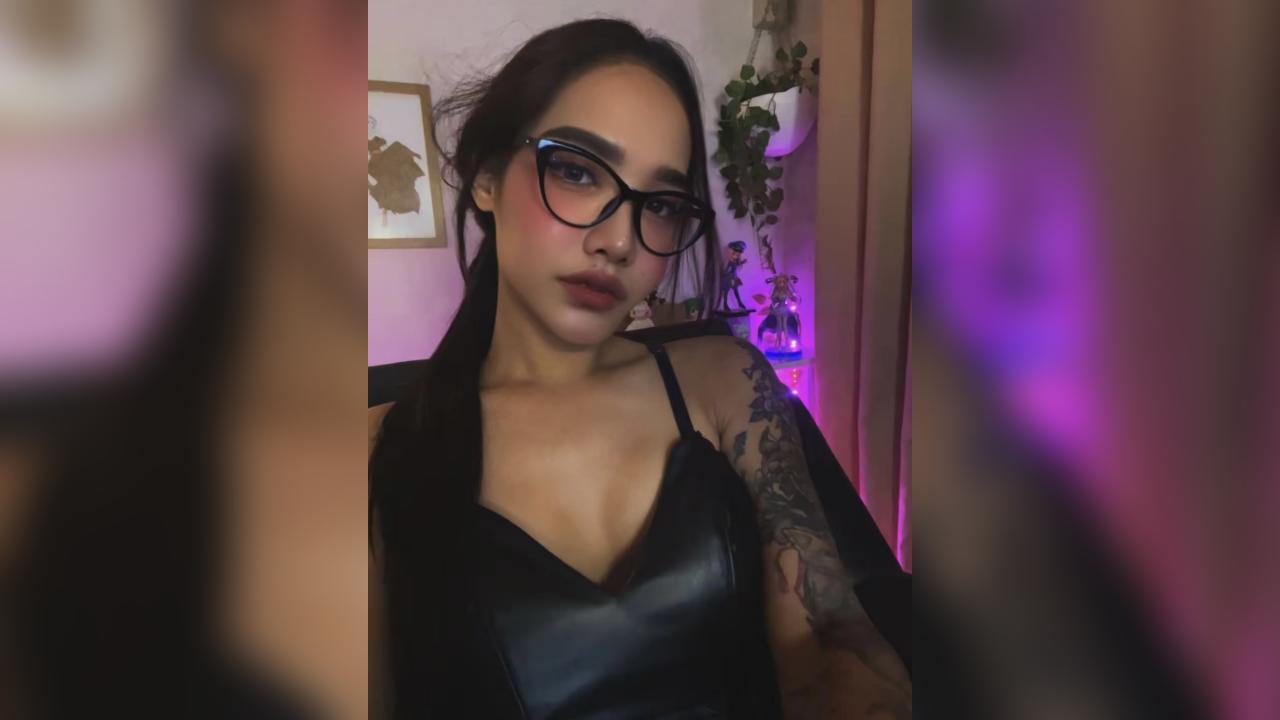 Webcam chat profile for TooHotN2Sexy: Kissing