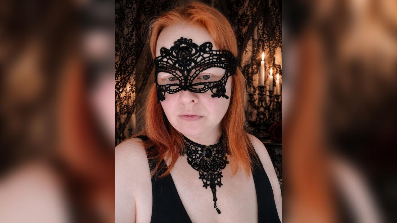 Webcam chat profile for RedFoxMarta: Kissing