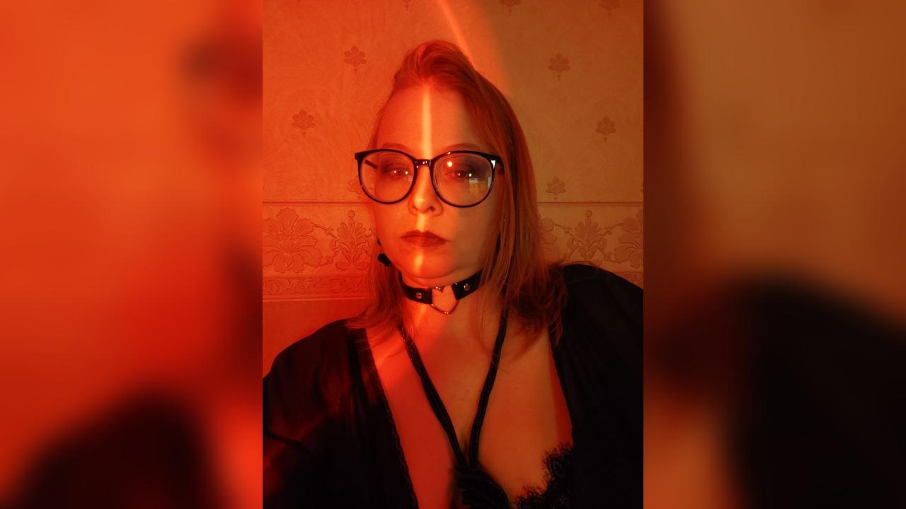 Webcam chat profile for RedFoxMarta: Kissing