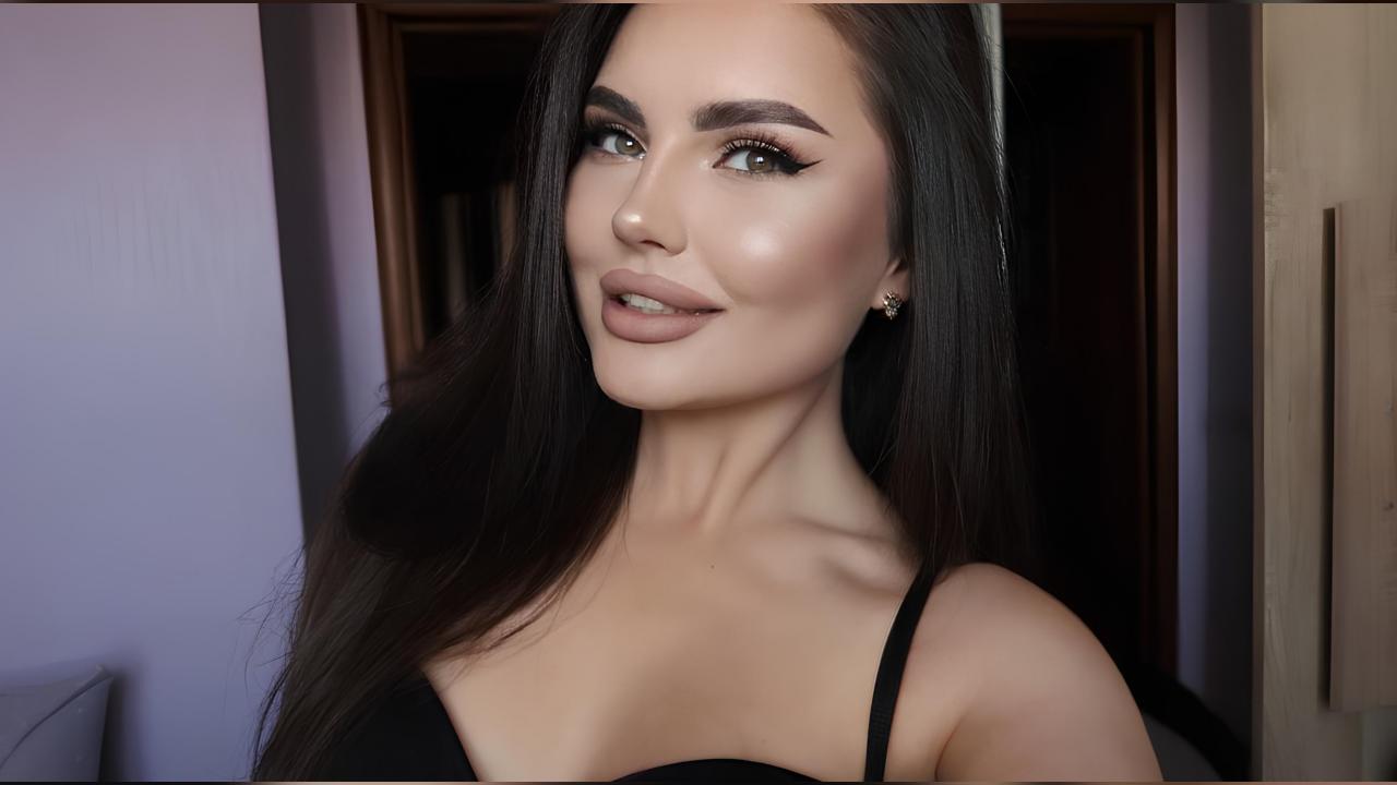 Webcam chat profile for BrunetteMuse: Dancing