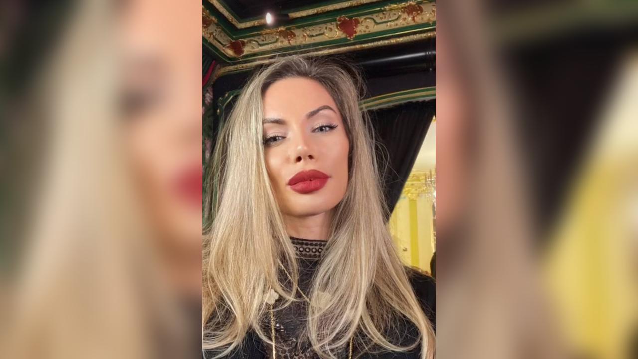 Webcam chat profile for LovelyWoman: Conversation