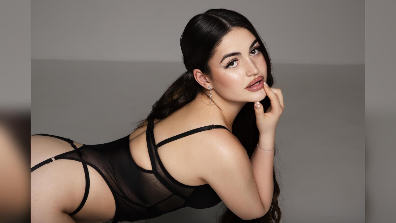 Webcam chat profile for MileyB65: Lingerie & stockings