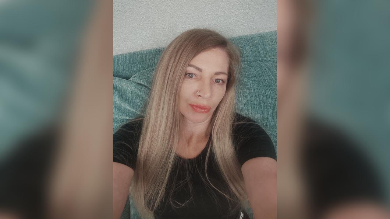Webcam chat profile for Delira