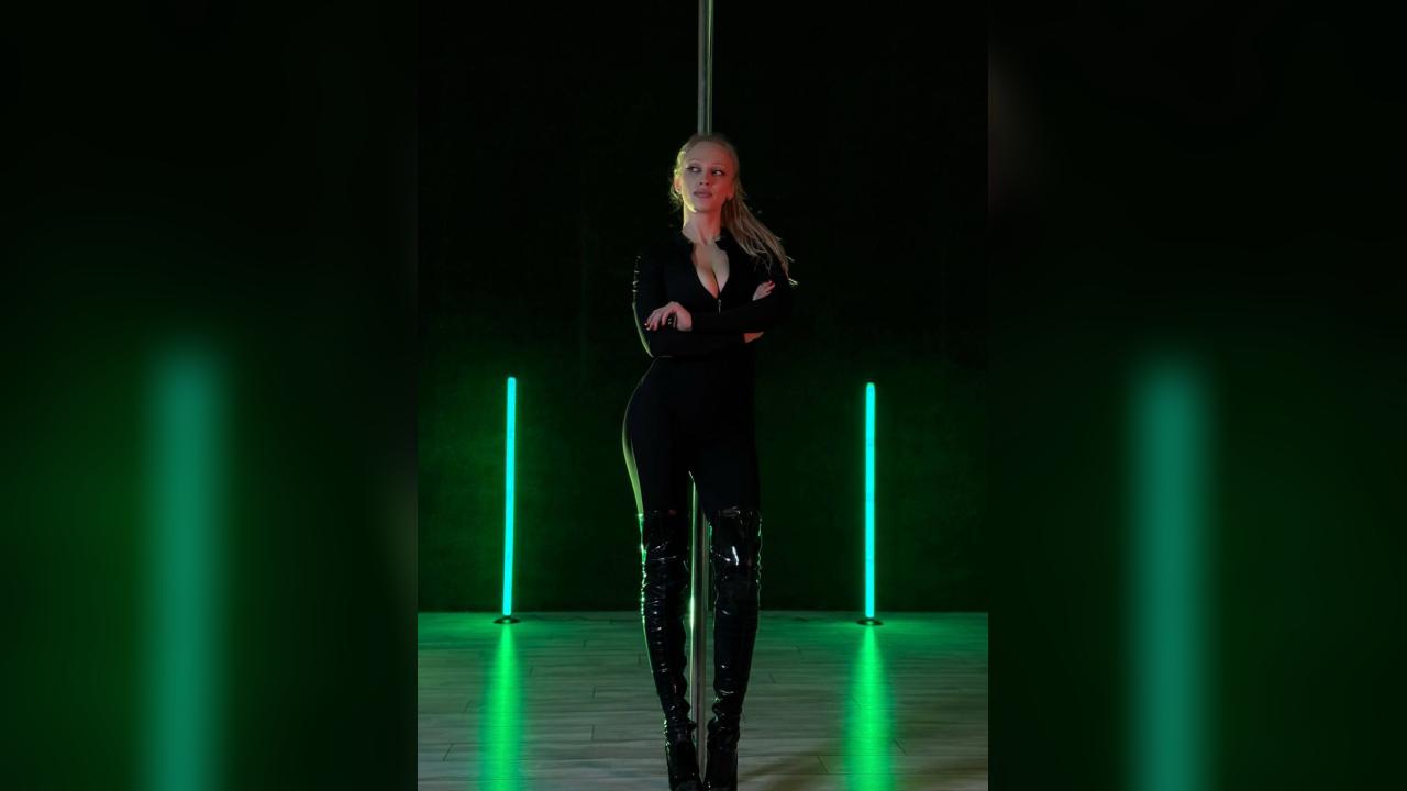 Webcam chat profile for KittyCatt: Legs, feet & shoes