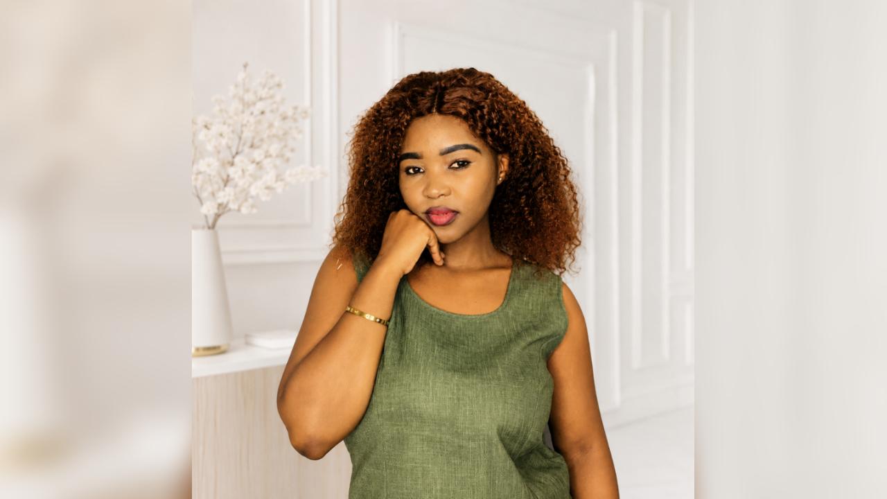 Webcam chat profile for ladyboujee: Kissing