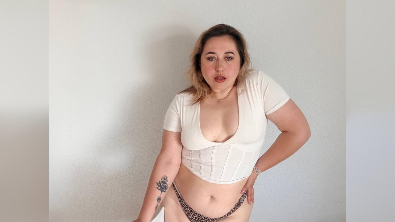 Webcam chat profile for Caliora: Ask about my other interests