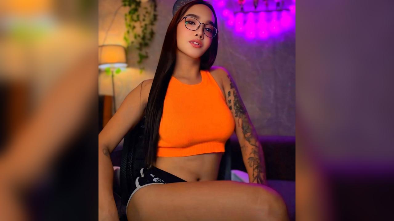 Webcam chat profile for TooHotN2Sexy: Kissing