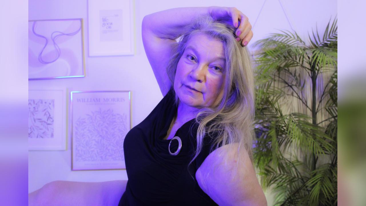Webcam chat profile for NataliMellow: Kissing