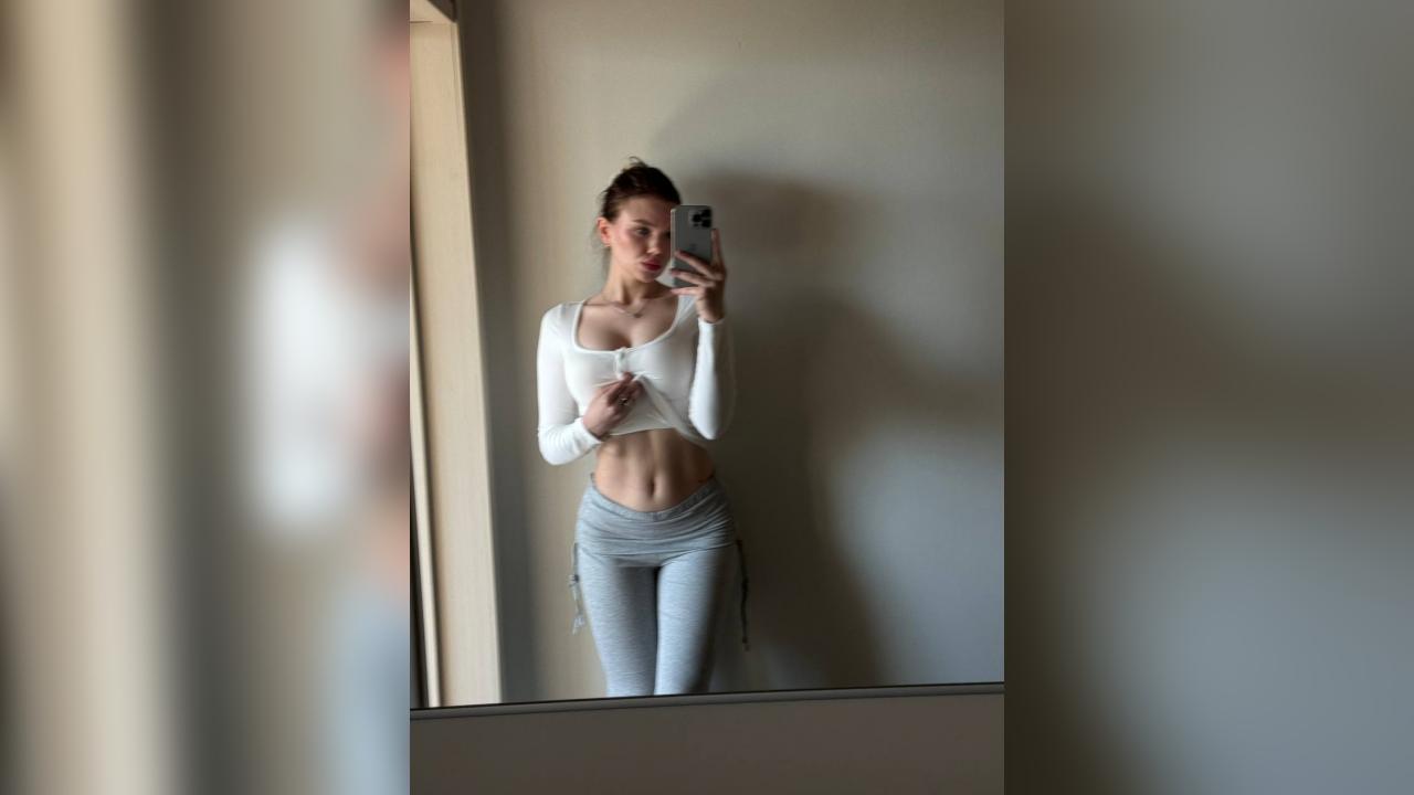 Webcam chat profile for ChloeSinclair: Travel
