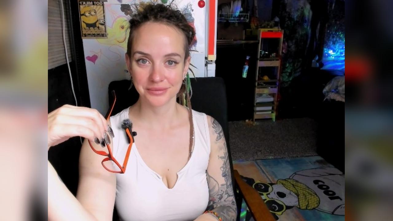 Webcam chat profile for LisaFoxy: Legs, feet & shoes