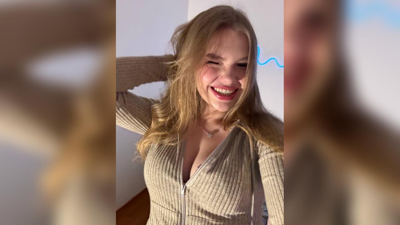 Webcam chat profile for ChloeSinclair: Travel
