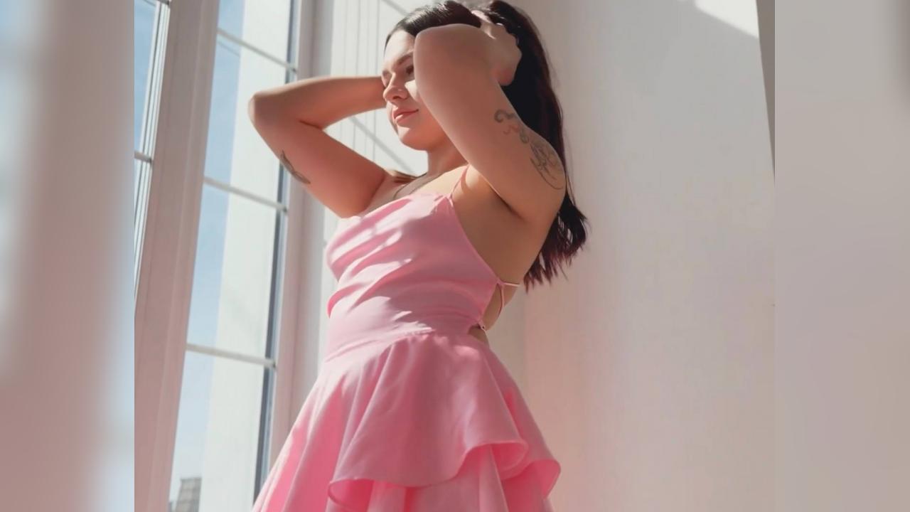 Webcam chat profile for EleanorFlower: Legs, feet & shoes