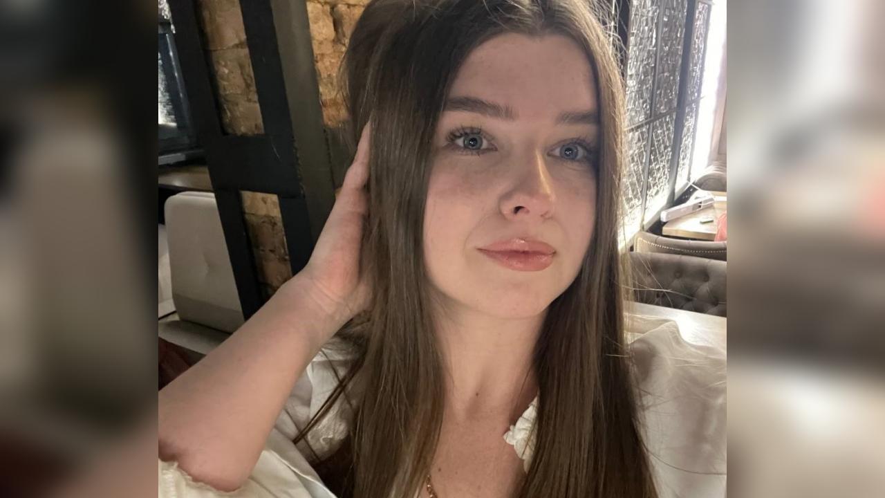 Webcam chat profile for Ellaa23: Legs, feet & shoes