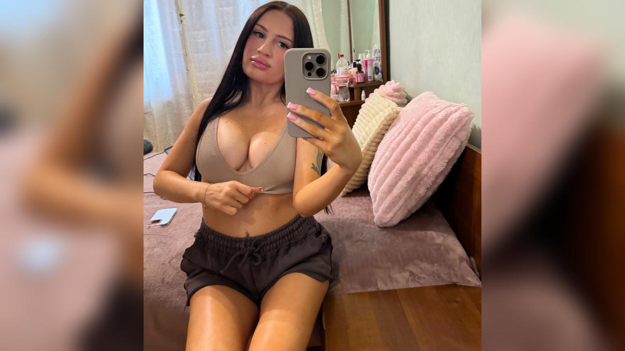 Webcam chat profile for KrisQueen77: Ask about my other interests
