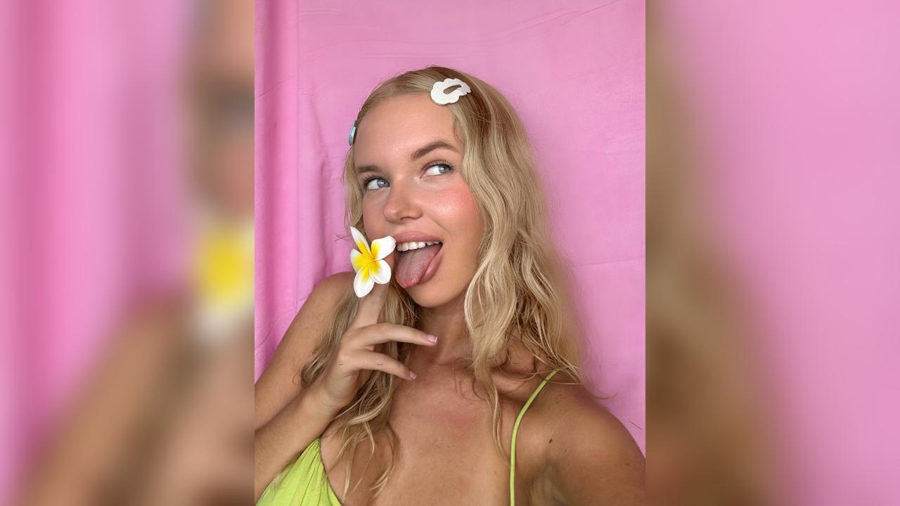Webcam chat profile for roxycherry: Cooking