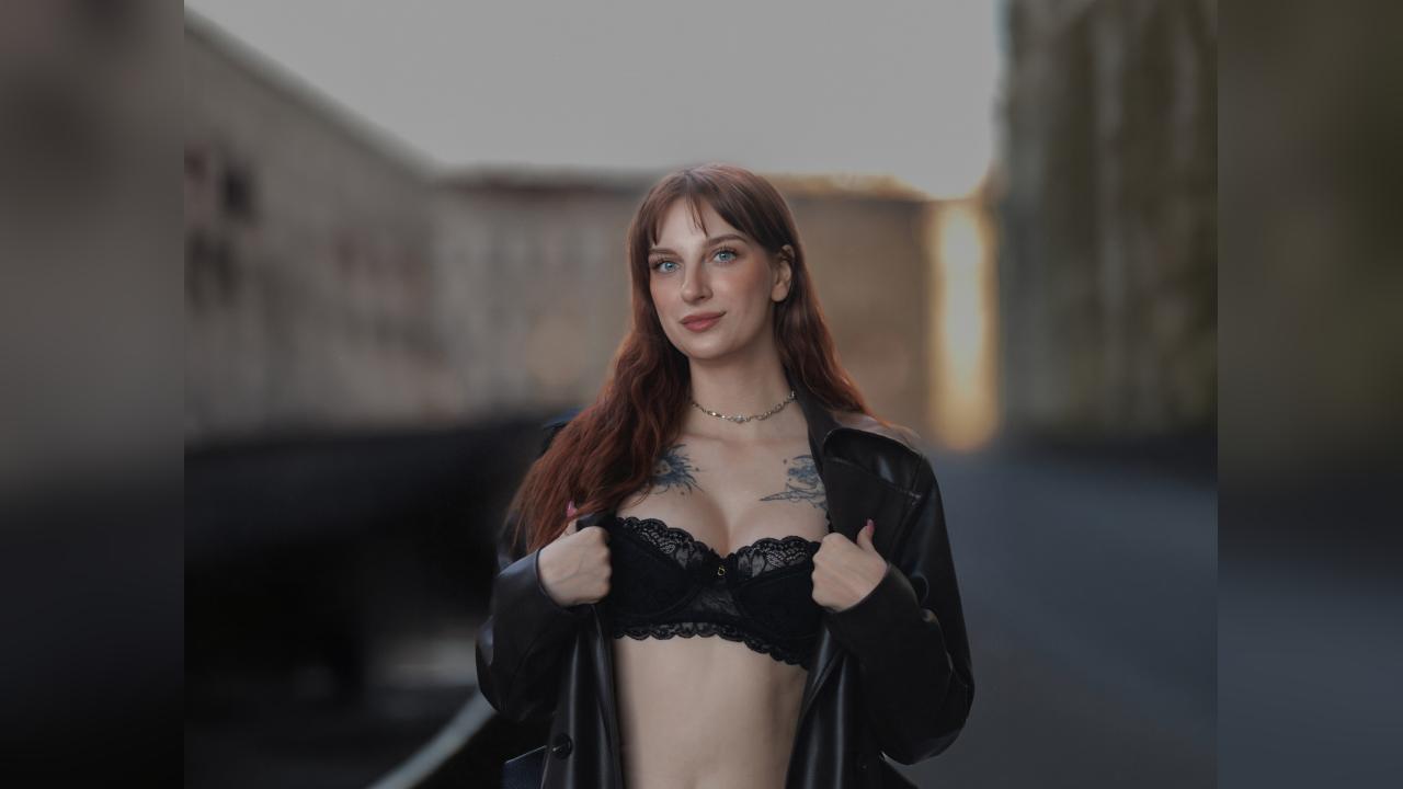 Webcam chat profile for MilaMiles: Leather