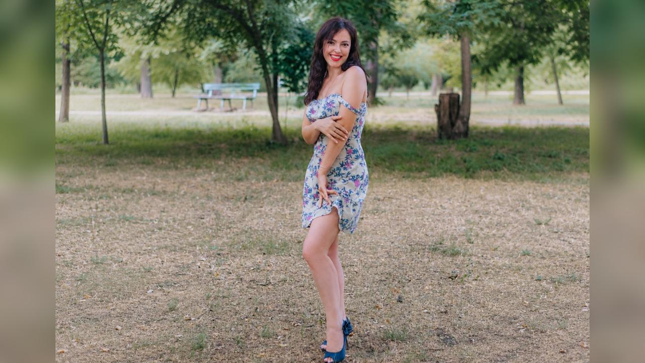 Webcam chat profile for JuicyBuns: Legs, feet & shoes