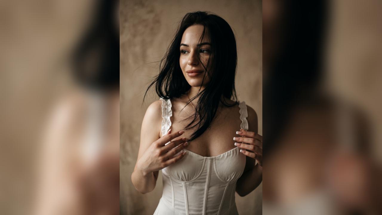 Webcam chat profile for Mellana
