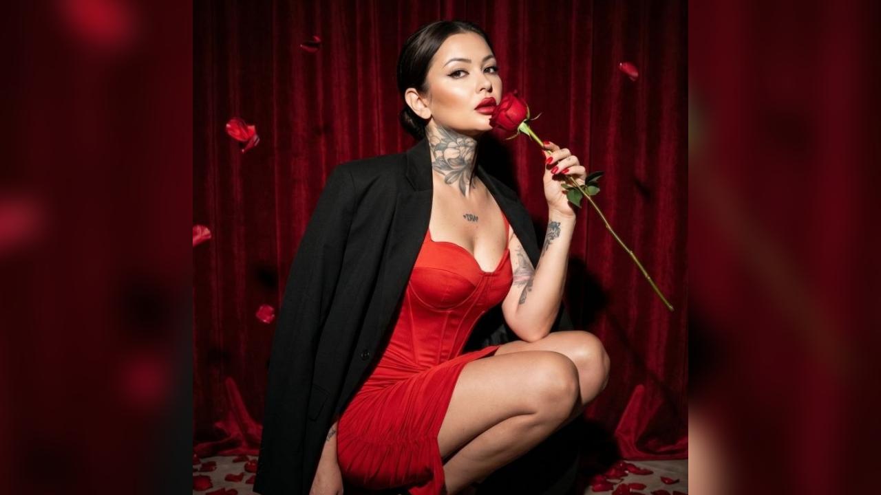 Webcam chat profile for BellaAleksa: Legs, feet & shoes