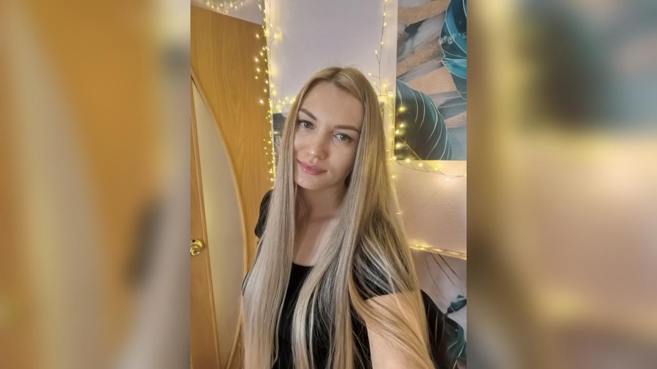 Webcam chat profile for LuckyElla711: Legs, feet & shoes